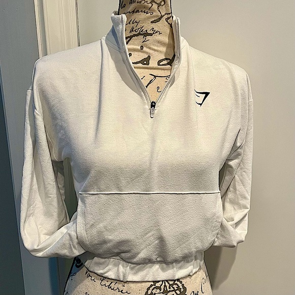 Gymshark Pippa Training Pullover Slightly Cropped Sweatshirt in White - Picture 15 of 16